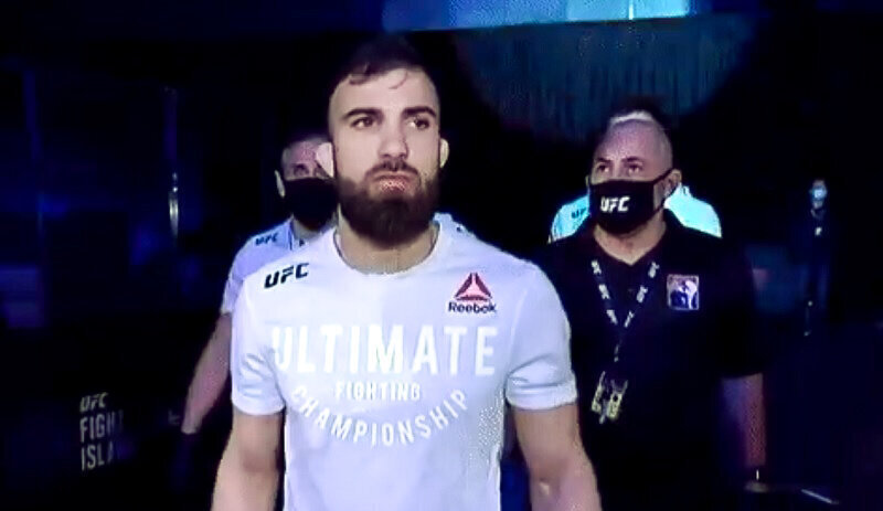 VIDEO - Gaetano Pirrello stoppé par Ricky Simon pour ses débuts à l'UFC