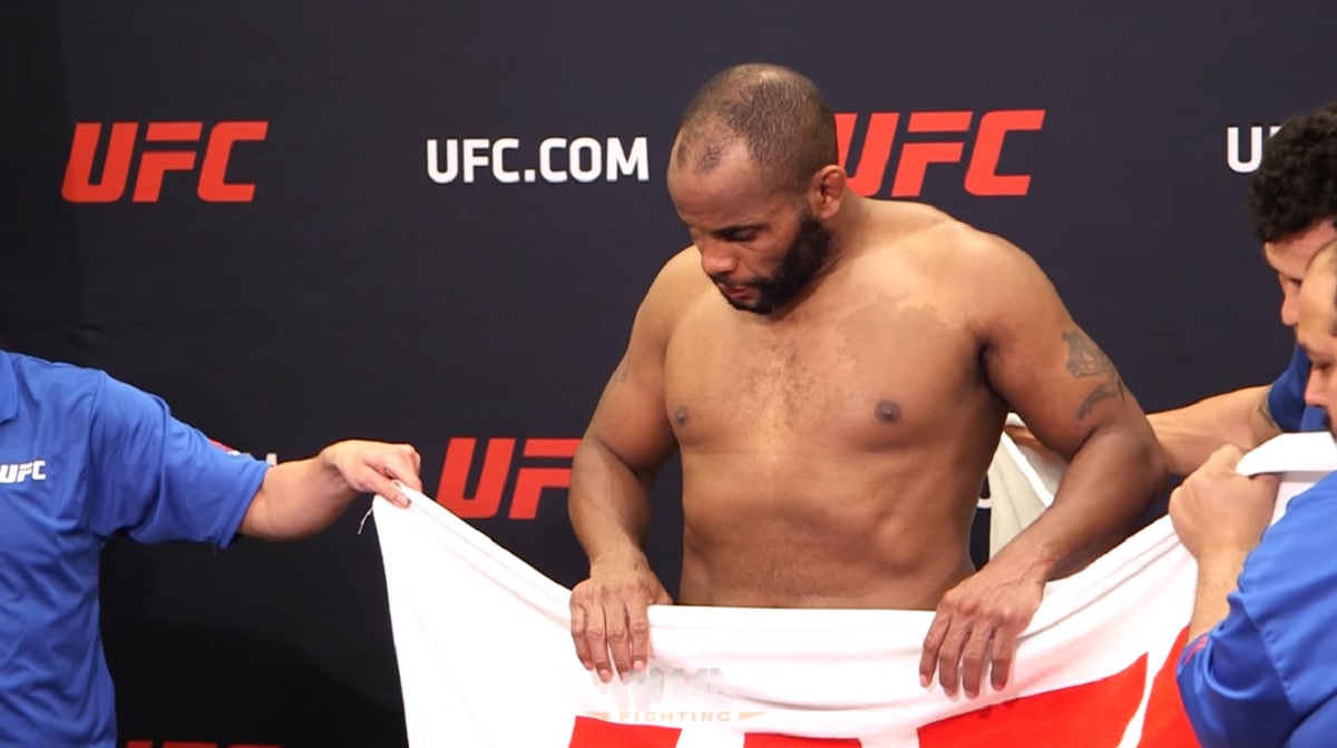 Towelgate: Daniel Cormier admet avoir triché avec la serviette à l’UFC 210