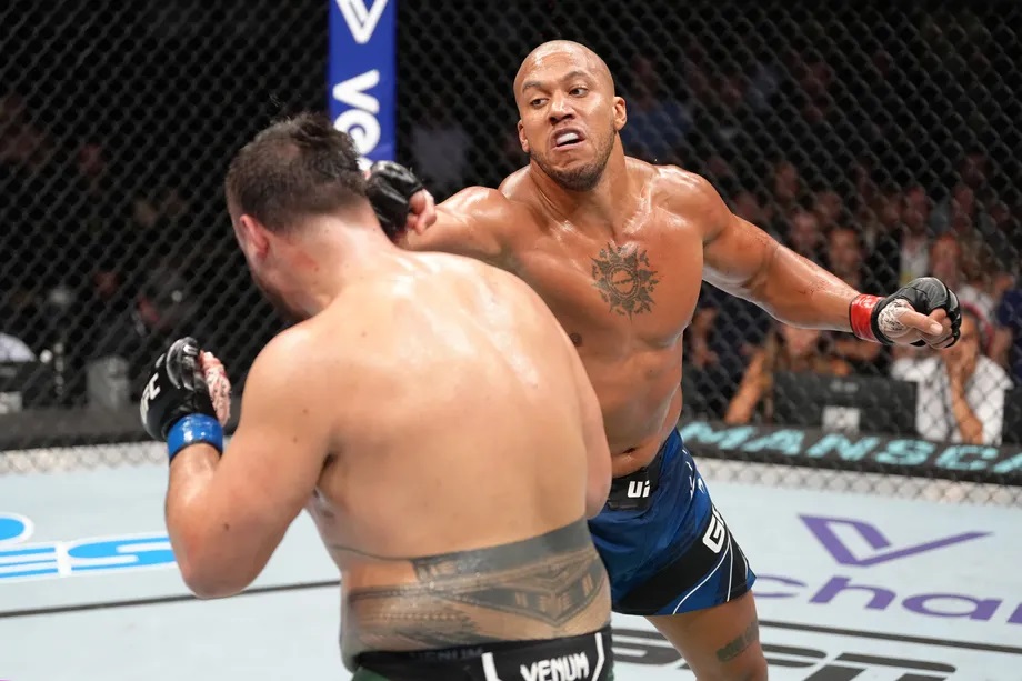 Ciryl Gane met le feu à l'UFC Paris et stoppe Tai Tuivasa dans la troisième - Boxemag.com